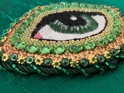 HO2143 GREEN EYE BROOCH ORNAMENT STITCHED AND FINISHED